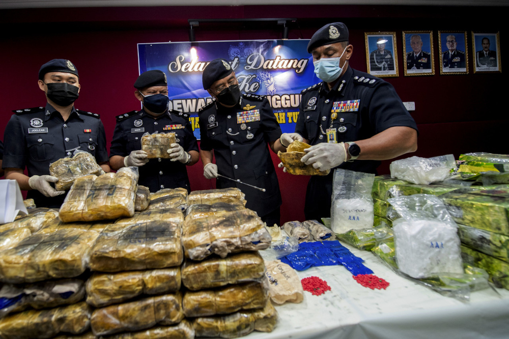 Kelantan police chief Datuk Shafien Mamat (2nd right) with the seized drugs at the Tumpat district police headquarters, August 12, 2021. u00e2u20acu201d Bernama pic 