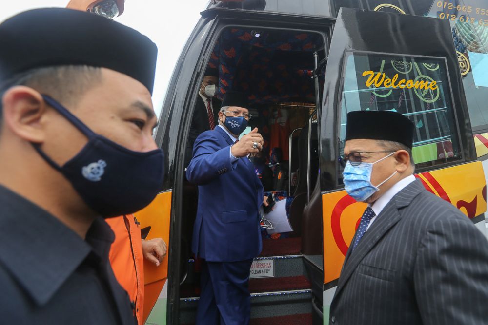 Tan Sri Annuar Musa and other Umno MPs are pictured boarding a bus ahead of their audience with the Yang di-Pertuan Agong at Istana Negara in Kuala Lumpur August 19, 2021. u00e2u20acu201d Picture by Yusof Mat Isa