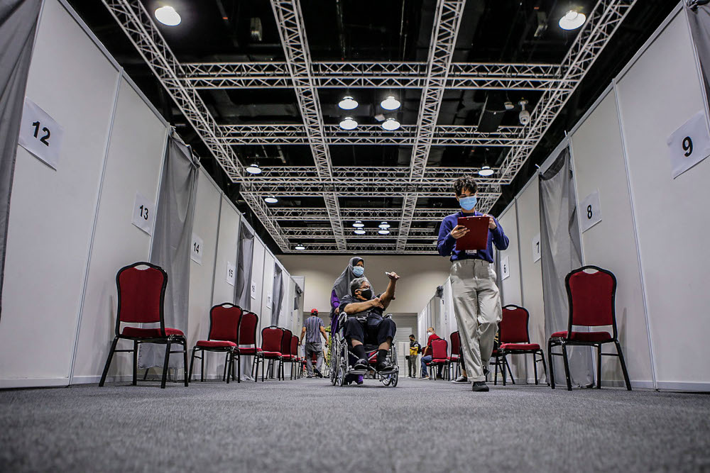 A walk-in vaccine recipient at the Kuala Lumpur Convention Centre vaccination centre, August 2, 2021. u00e2u20acu2022 Picture by Hari Anggara
