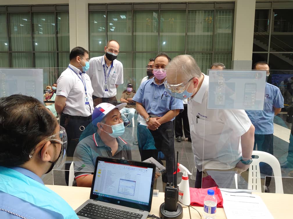 Transport Minister Datuk Seri Wee Ka Siong (right) during his visit to the Industrial Vaccination Centre at the Port of Tanjung Pelepas in Gelang patah, Iskandar Puteri August 3, 2021u00e2u20acu201d Picture by Ben Tan