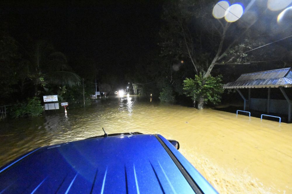 Several locations around the Gunung Jerai area in Yan were hit by flash floods in Alor Setar August 18, 2021. u00e2u20acu201d Bernama pic