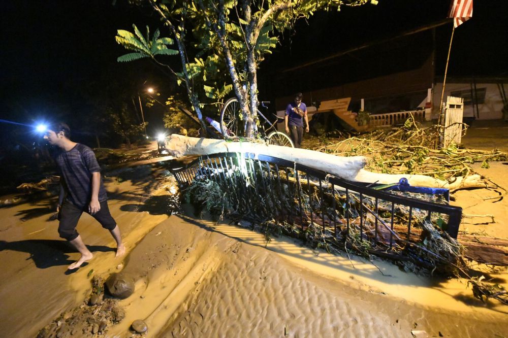 Several locations around the Gunung Jerai area in Yan were hit by flash floods in Alor Setar August 18, 2021. u00e2u20acu201d Bernama pic