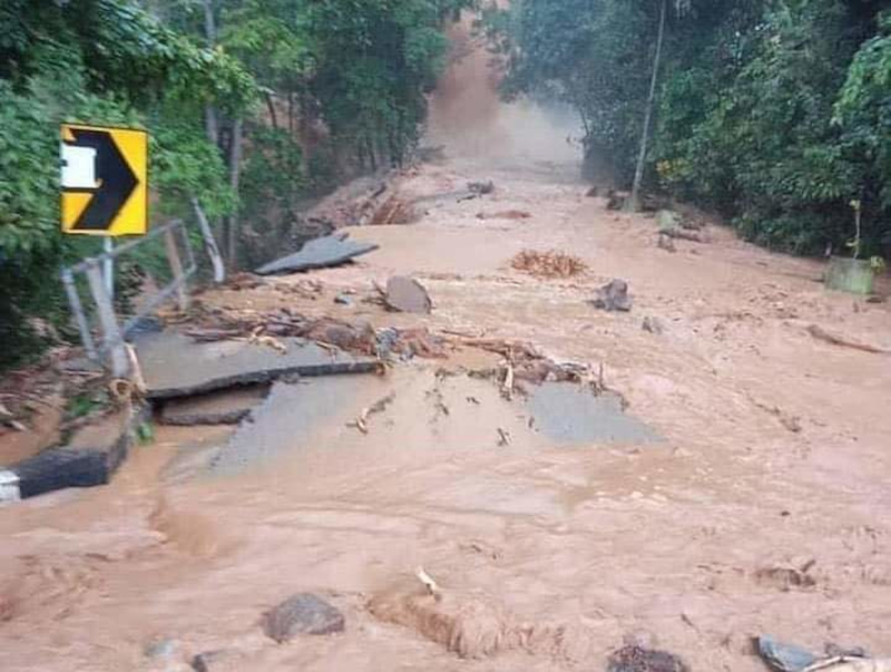 Kedah Mentri Besar Muhammad Sanusi Md Nor said the floods were actually due to water surges from the waterfall areas at the foot of the mountain area. u00e2u20acu201d Picture from Twitter