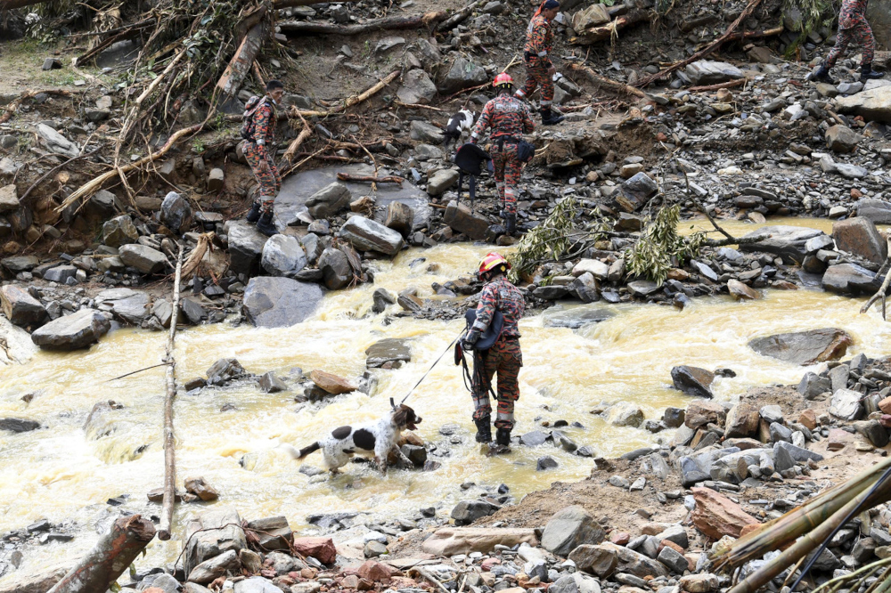 Fire and rescue personnel carry out a search and operation for victims of the floods and landslides in the Gunung Jerai area in Yan, August 19, 2021. u00e2u20acu201d Bernama pic  