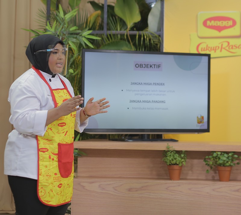 Nur Hidayah is not just able to speak in crowds but she has also learned to upgrade her business to selling packed lunch meals. — Picture via MAGGI Malaysia