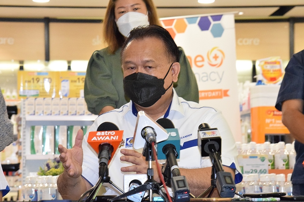 Nanta speaking to reporters after the price check. u00e2u20acu201d Picture by Roystein Emmor/Borneo Post