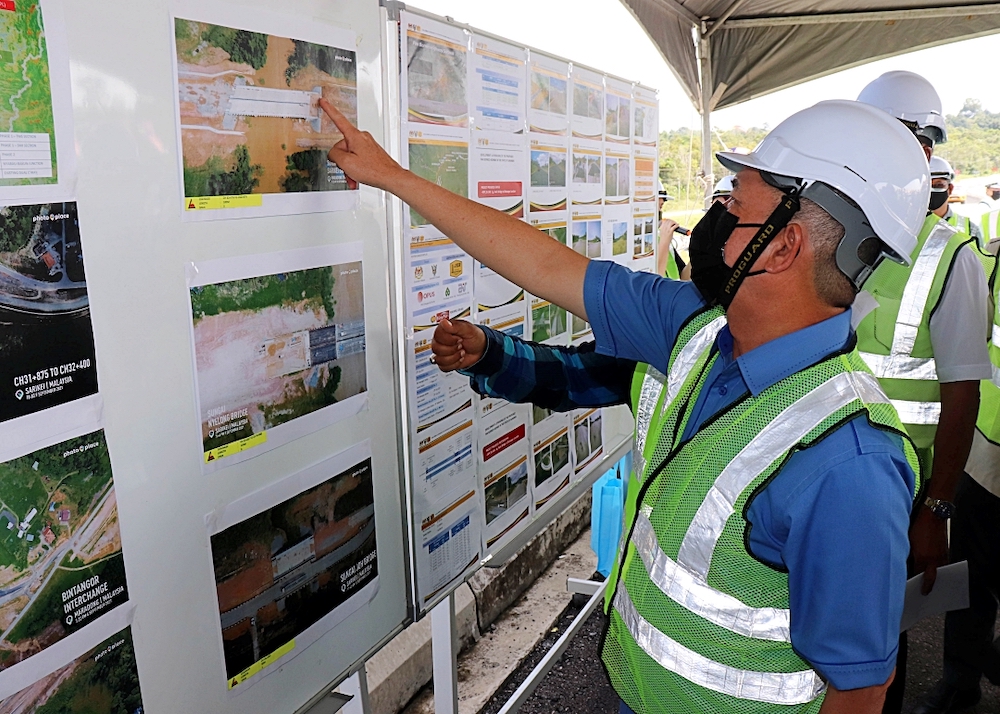 Fadillah points to one of the project components under WPC 06. u00e2u20acu201d Borneo Post pic