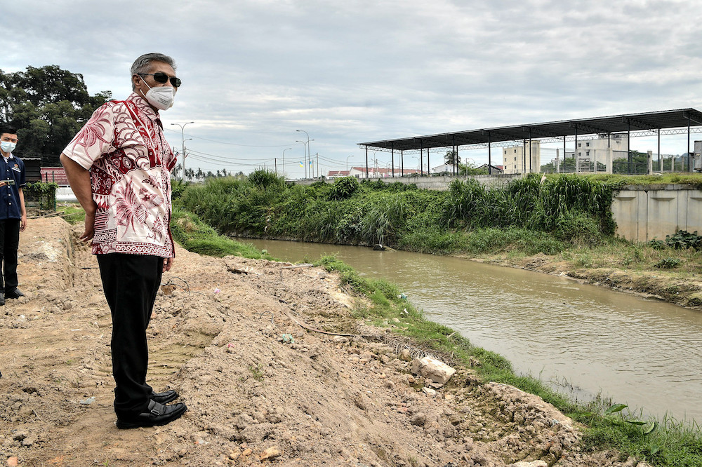 Deputy Environment and Water Minister Datuk Mansor Othman visiting flood-prone areas in Seberang Perai September 4, 2021. u00e2u20acu201d Bernama pic 
