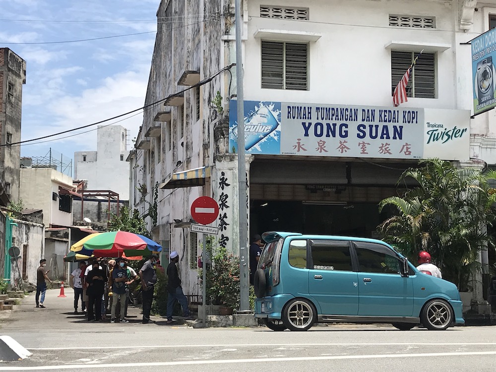 People queuing up for the famous Nasi Kandar Ayam Merah (popularly referred to as Nasi Ganja). 