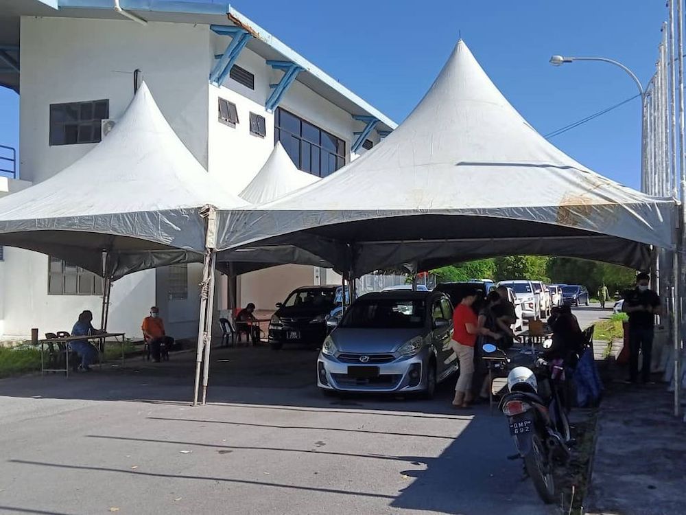 MDDMC has implemented a drive-thru concept for Covid quarantine release order and wristband disposal at Miri Stadium starting yesterday. u00e2u20acu201d Borneo Post pic