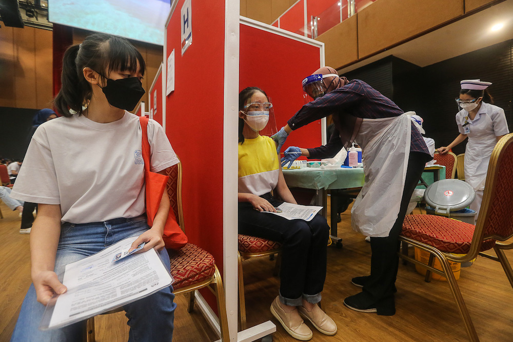 A student gets her Covid-19 vaccination at the MSU Medical Centre in Shah Alam September 20, 2021. u00e2u20acu201d Picture by Yusof Mat Isa