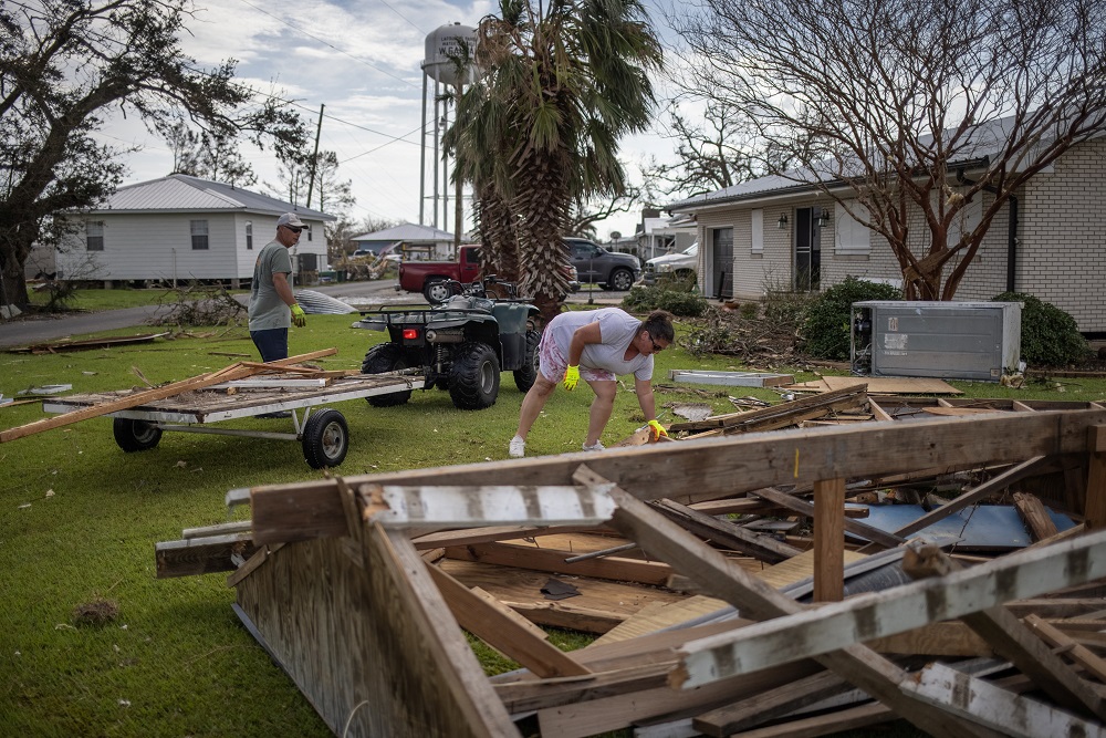 People clear debris from their yard in the aftermath of Hurricane Ida in Galliano, Louisiana August 31, 2021. u00e2u20acu201d Reuters pic