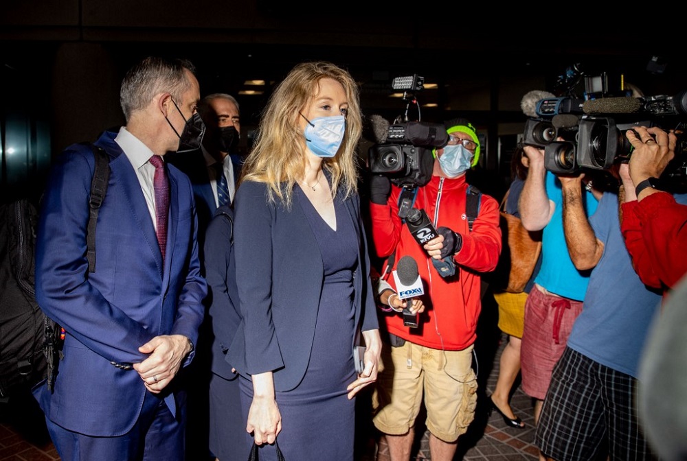 Theranos founder Elizabeth Holmes enters the Robert F. Peckham Federal Building with her defence team in San Jose, California August 31, 2021. u00e2u20acu201d AFP pic