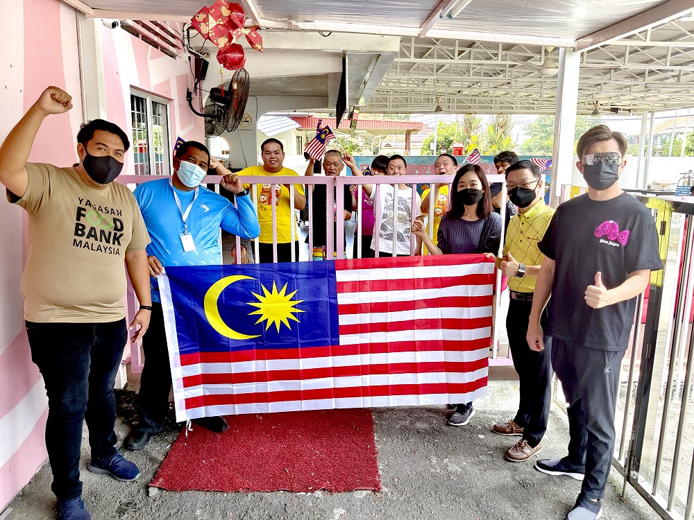 Founder and president of McMillan Woods, Datuk Seri Raymond Liew, Yayasan Food Bank Malaysia and CSR Activists at Rumah Hope. — Picture courtesy of McMillan Woods