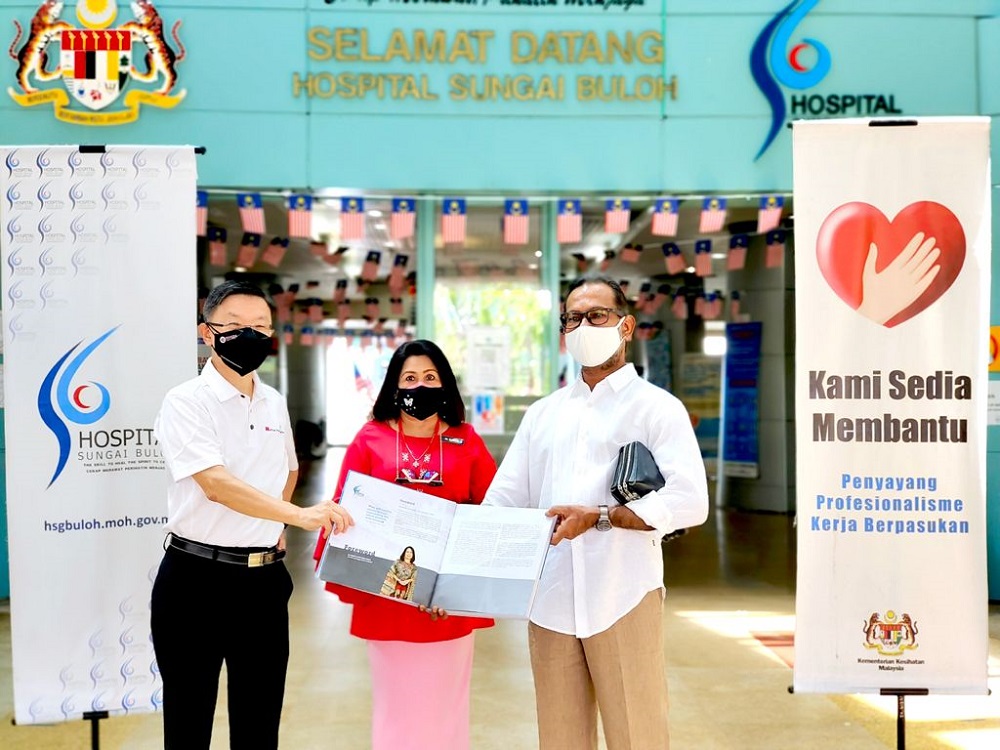 Datuk Seri Raymond Liew (left), Hospital Sungai Buloh director Dr Kuldip Kaur (centre) and Datuk Seri Shamir Nandy (right). —Picture courtesy of McMillan Woods
