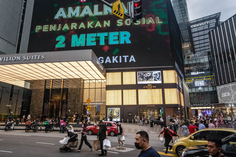 People are seen wearing masks in Bukit Bintang shopping area during Phase One of the National Recovery Plan in Kuala Lumpur on September 4, 2021. u00e2u20acu201d Picture by Firdaus Latifnn