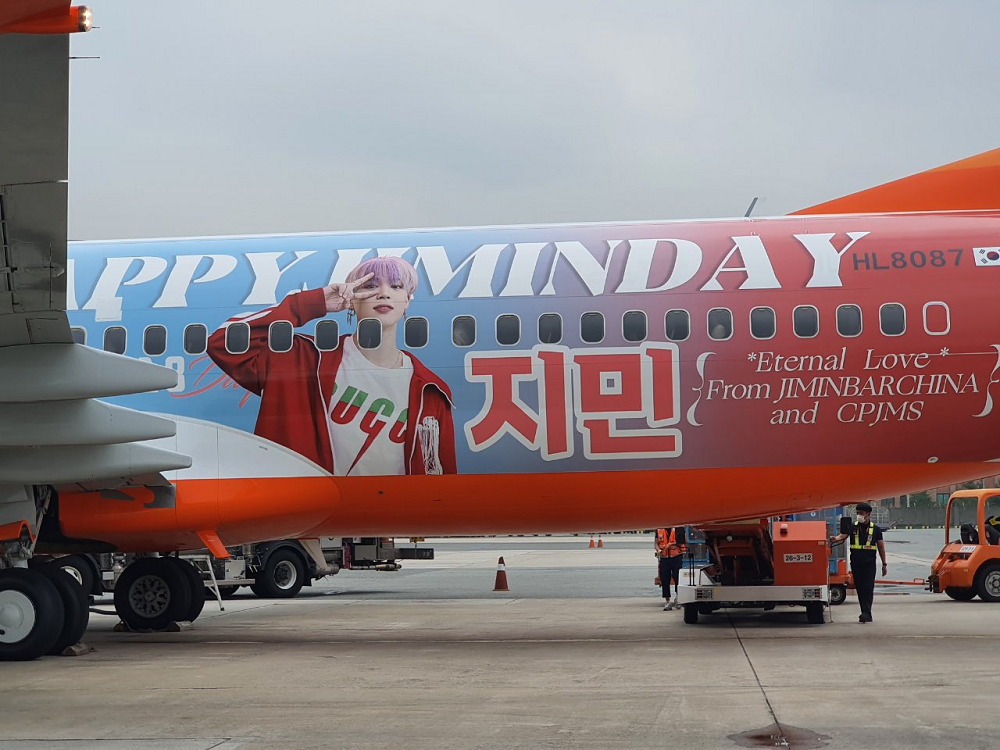 The exterior of South Korean airline Jeju Air with Jiminu00e2u20acu2122s photo from September 1 to November 30 with the money raised from crowdfunding. u00e2u20acu201d Picture viaTwitter/SUSU_ou