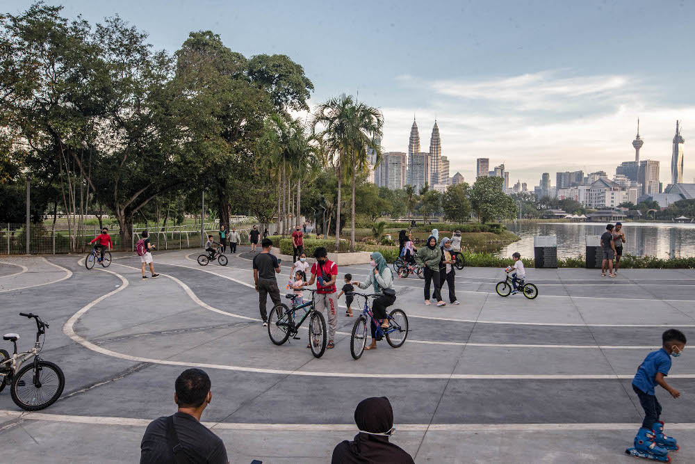 People are seen cycling and jogging at Taman Tasik Titiwangsa during Phase Two of the National Recovery Plan in Kuala Lumpur September 10, 2021. u00e2u20acu201d Picture by Firdaus Latif