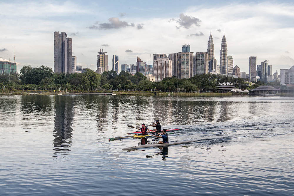 People are seen kayaking at Taman Tasik Titiwangsa during Phase Two of the National Recovery Plan in Kuala Lumpur September 10, 2021. u00e2u20acu201d Picture by Firdaus Latif