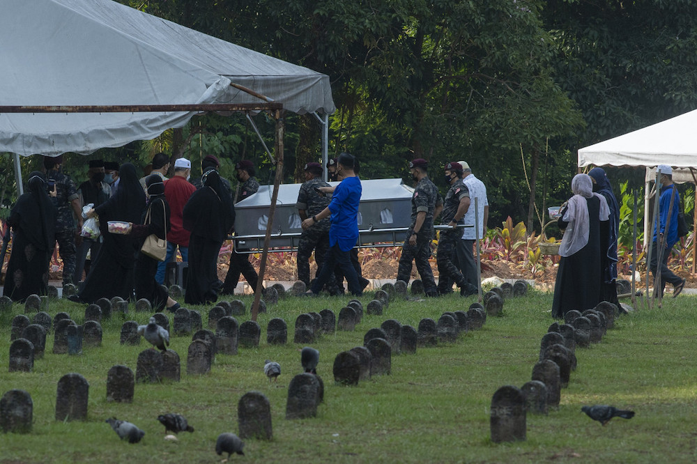 Jenazah Bekas Pengarah Jabatan Siasatan Jenayah Bukit Aman, Allahyarham Tan Sri Zaman Khan Rahim Khan tiba untuk dikebumikan di Tanah Perkuburan islam Bukit Kiara hari ini, Kuala Lumpur, Sept 11, 2021. u00e2u20acu201d Bernamann