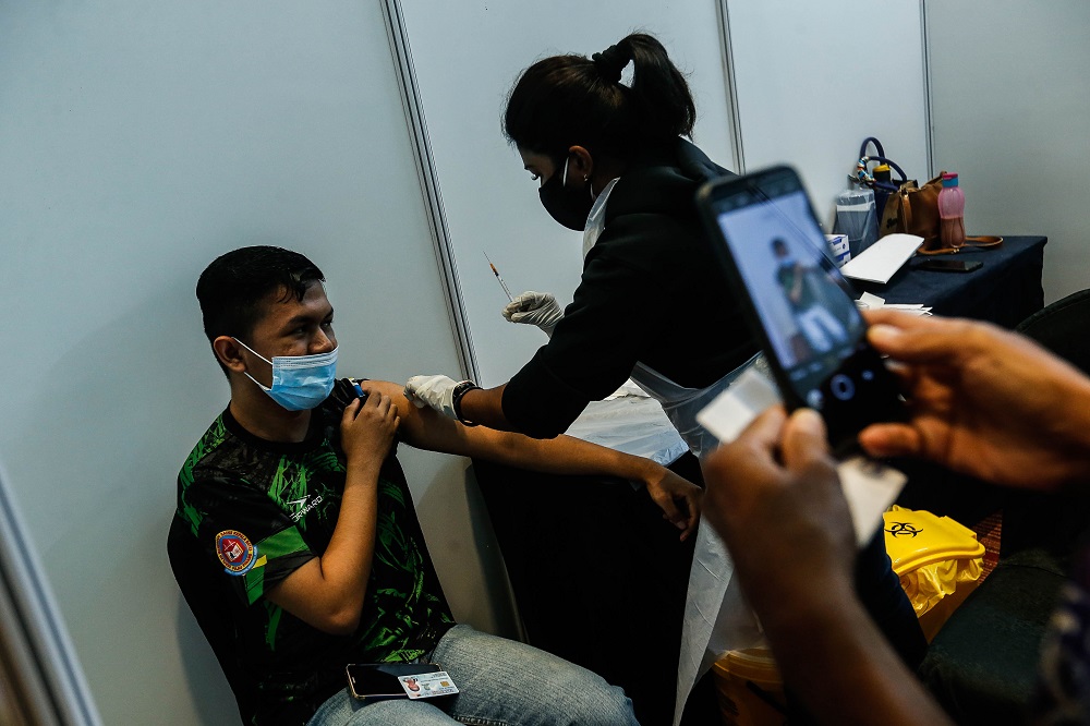 A teenager receives his Covid-19 vaccination shot at the Subterranean Penang International Convention and Exhibition centre in Bayan Baru September 22, 2021. u00e2u20acu201dPicture by Sayuti Zainudin