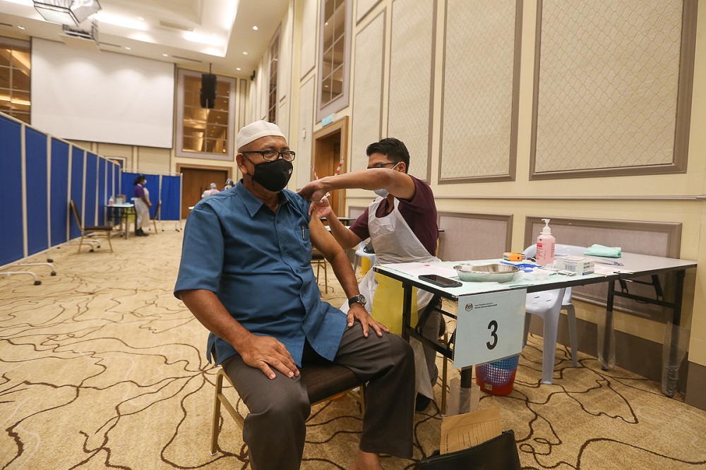 People receive their Covid-19 jab during a special vaccination programme organised by Jais at the Sultan Salahuddin Abdul Aziz Shah Mosque in Shah Alam September 22, 2021. u00e2u20acu201d Picture by Yusof Mat Isa