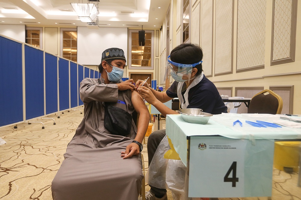 People receive their Covid-19 jab during a special vaccination programme organised by Jais at the Sultan Salahuddin Abdul Aziz Shah Mosque in Shah Alam September 22, 2021. u00e2u20acu201d Picture by Yusof Mat Isa
