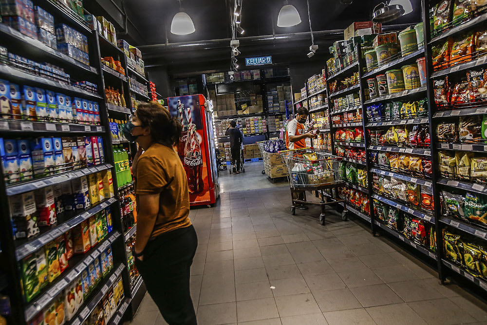 People shopping for daily essentials during the National Recovery Plan (PPN) phase two at St Rosyam Mart in Kuala Lumpur September 26, 2021. u00e2u20acu201d Picture by Hari Anggara
