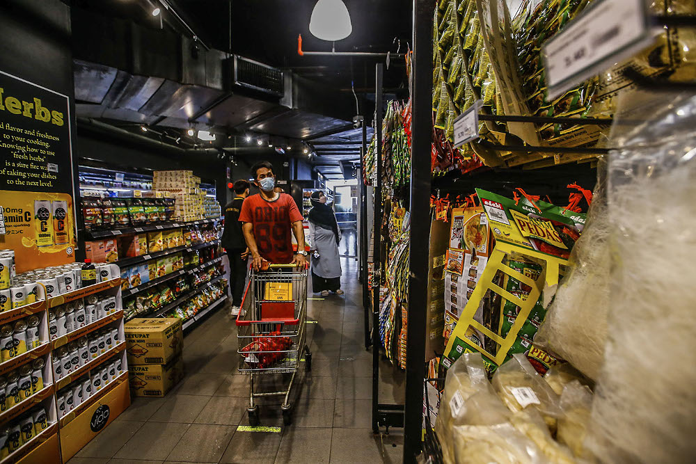 People shopping for daily essentials during the National Recovery Plan (PPN) phase two at St Rosyam Mart in Kuala Lumpur September 26, 2021. u00e2u20acu201d Picture by Hari Anggara