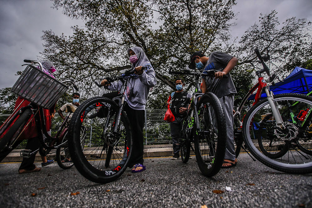A view of people cycling around Taman Tasik Titiwangsa on a cloudy day in Kuala Lumpur September 26, 2021. u00e2u20acu201d Picture by Hari Anggara