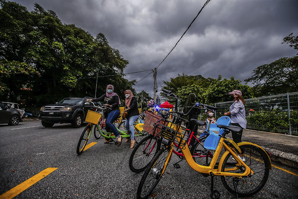 A view of people cycling around Taman Tasik Titiwangsa on a cloudy day in Kuala Lumpur September 26, 2021. u00e2u20acu201d Picture by Hari Anggara