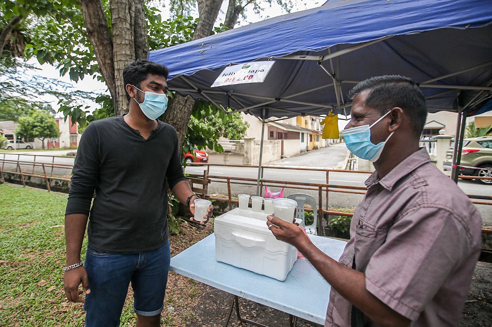 R. Samuel (left) decided to help V. Velayudum after learning about his plight. 
