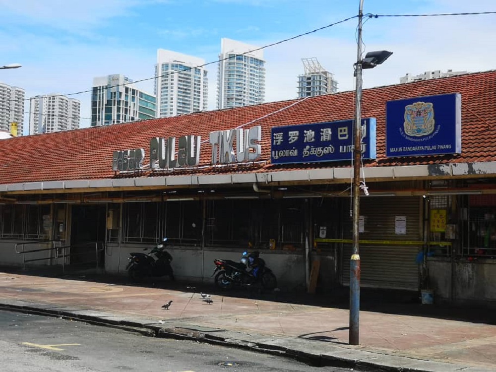 The Pulau Tikus market has been ordered to temporarily close from today onwards after Covid-19 cases detected among its traders and workers. — Picture courtesy of MBPP