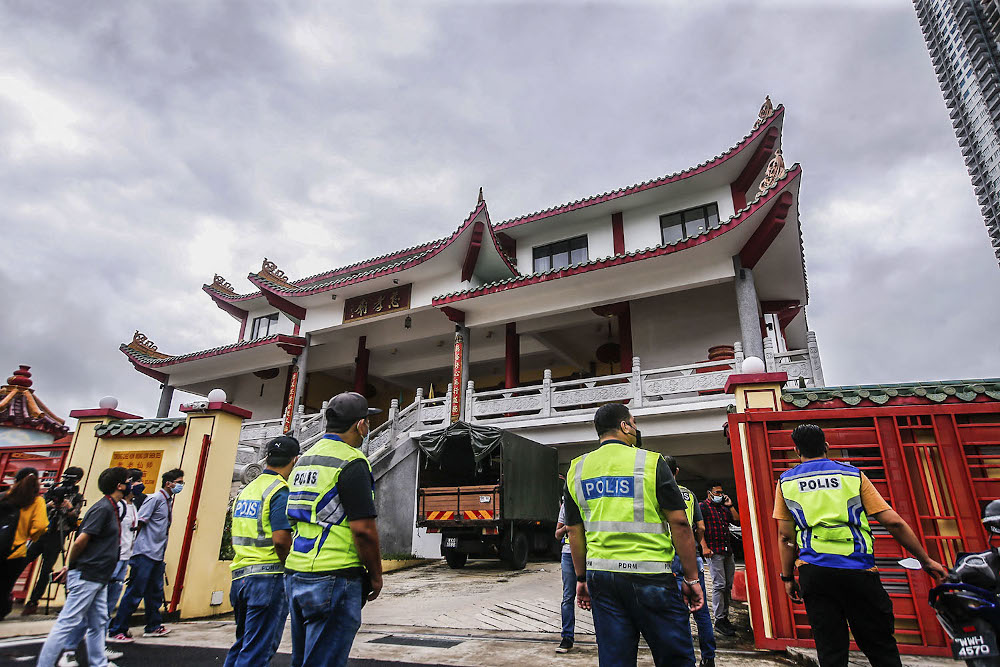 Police on standby at the Wong Low Shen See Chee How Temple near Salak Selatan after several arrests were made in regards to a demolition protest September 29, 2021. u00e2u20acu2022 Picture by Hari Anggara