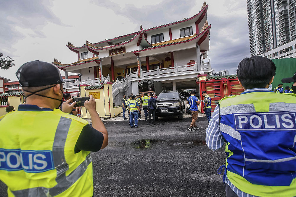 Police on standby at the Wong Low Shen See Chee How Temple near Salak Selatan after several arrests were made in regards to a demolition protest September 29, 2021. u00e2u20acu2022 Picture by Hari Anggara