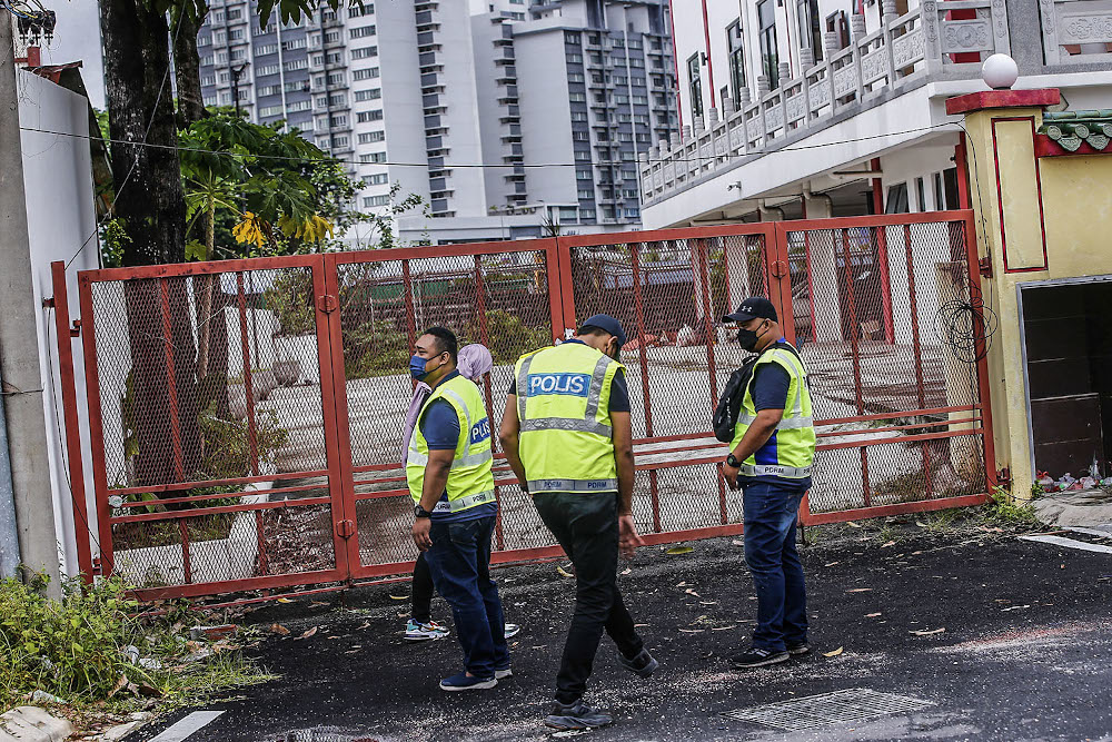 Authorities inspecting the alleged illegal fencing constructed at the Wong Low Shen See Chee How Temple near Salak Selatan after several arrests were made in regards to a demolition protest September 29, 2021. ― Picture by Hari Anggara
