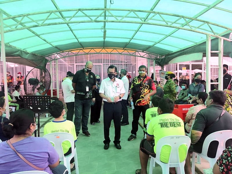 Lee gives a pep talk to teenagers waiting for their vaccination at PPV Curtin. u00e2u20acu201d Borneo Post pic
