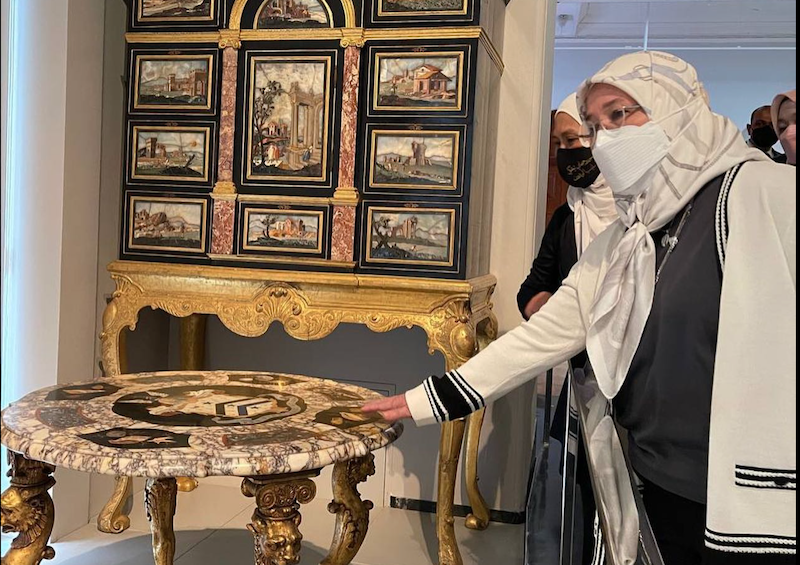 The Raja Permaisuri Agong Tunku Hajah Azizah Aminah Maimunah Iskandariah yesterday visited the Victoria and Albert Museum in London. u00e2u20acu201d Picture courtesy of Facebook/Istana Negara