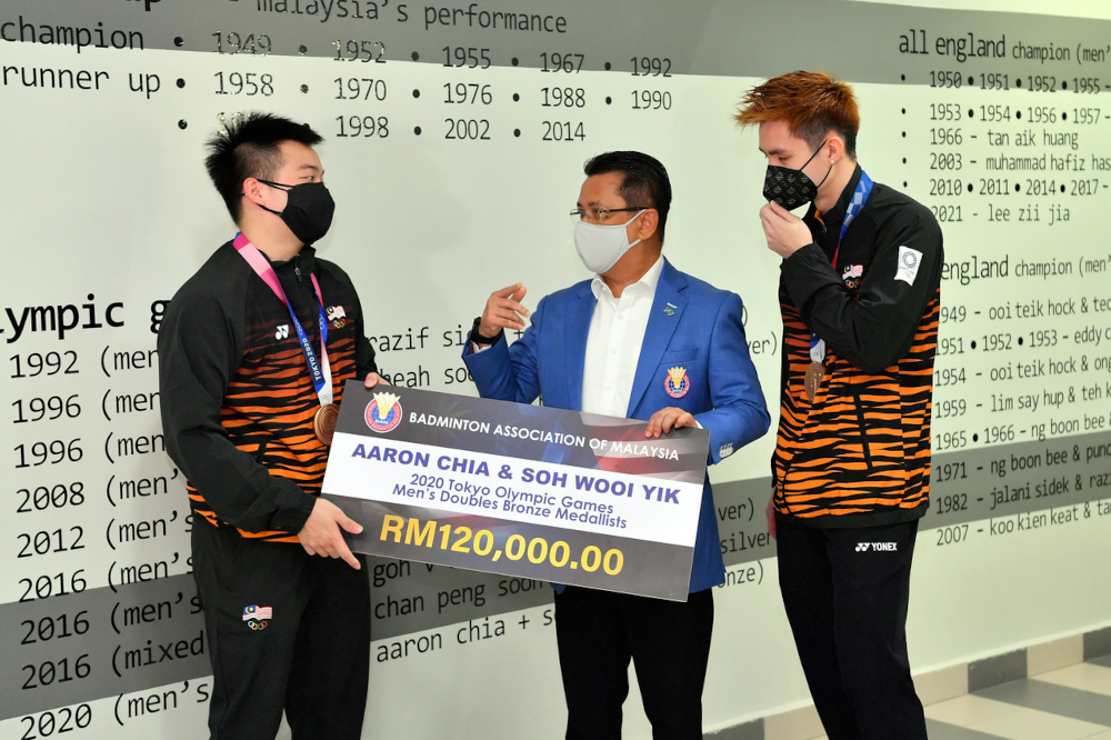 BAM president Tan Sri Mohamad Norza Zakaria with national menu00e2u20acu2122s doubles pair Aaron Chia and Soh Wooi Yik at the brief ceremony held at Akademi Badminton Malaysia (ABM) Bukit Kiara, September 9, 2021. u00e2u20acu201d Bernama pic 