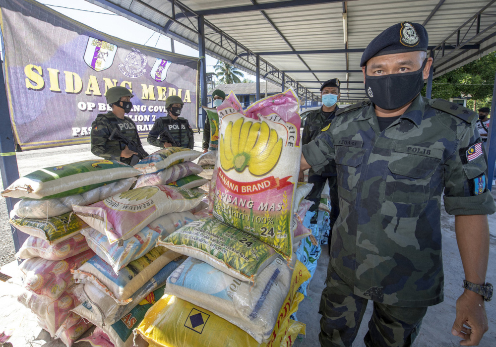 GOF7 commanding officer Supt Azhari Nusi with the seized rice at the GOF Lhubok Stol Tactical Headquarters in Rantau Panjang, Kelantan, September 29, 2021. u00e2u20acu201d Bernama pic 