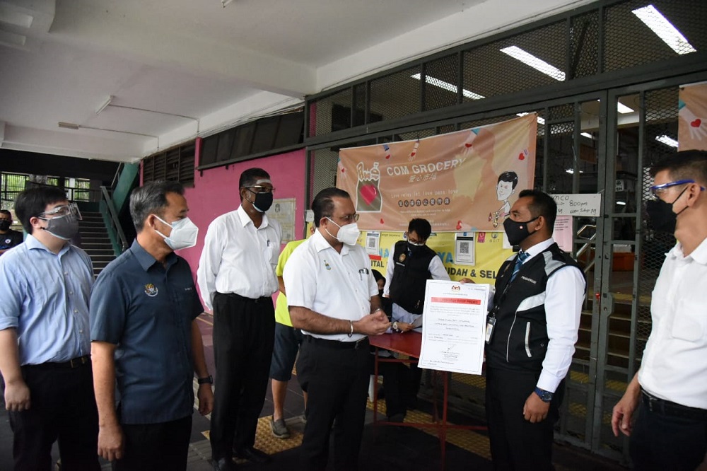 State exco Jagdeep Singh Deo (fourth left) looking at the notice of closure to be put up at the Batu Lanchang Market today. u00e2u20acu2022 Picture courtesy of MBPP
