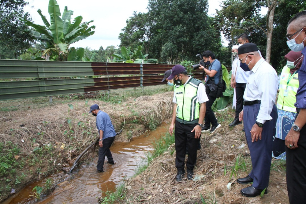 Environment and Water Minister Datuk Seri Tuan Ibrahim Tuan Man visits the affected river at Kampung Sri Aman September, near Seelong in Kulai September 15, 2021. — Picture by Ben Tan