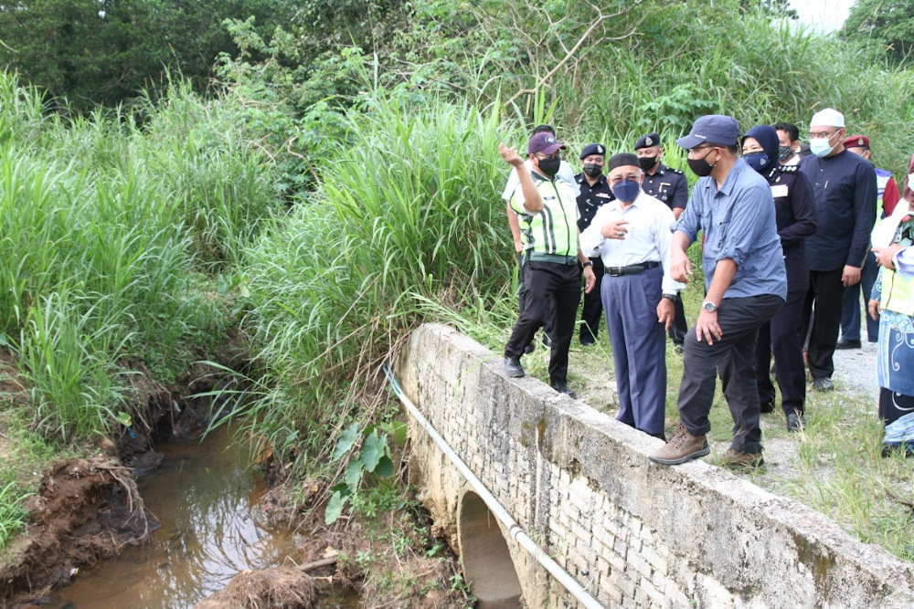 Environment and Water Minister Datuk Seri Tuan Ibrahim Tuan Man visits the affected river at Kampung Sri Aman September, near Seelong in Kulai September 15, 2021. u00e2u20acu201d Picture by Ben Tan