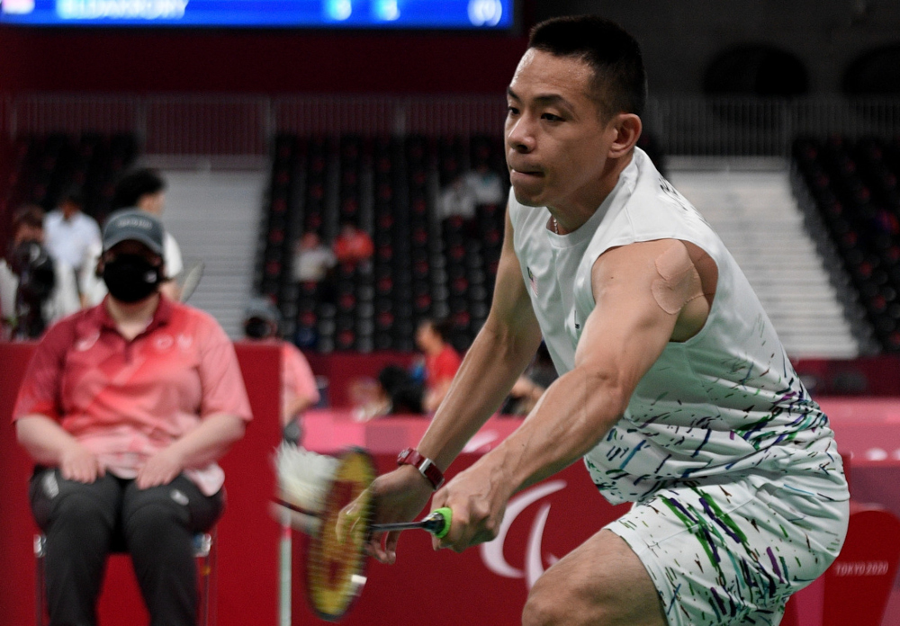 National paralympic badminton athlete Cheah Liek Hou responding to a serve from his opponent Egypt Eldakrory in the first round of the group stage at the Tokyo 2020 Paralympic Games at Yoyogi National Stadium tonight. u00e2u20acu201d Bernama pic 