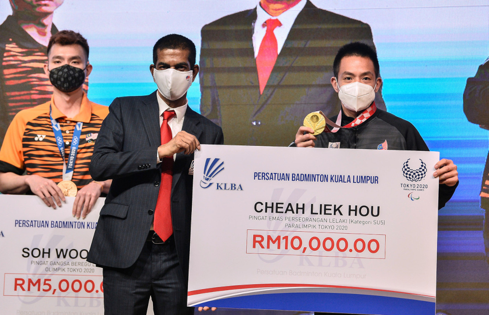 KLBA president Datuk Seri Jahaberdeen Mohamed Yunoos hands a mock cheque to national para badminton champion Cheah Liek Hou at Academy Badminton Malaysia in Bukit Kiara, September 20, 2021. u00e2u20acu201d Bernama pic 