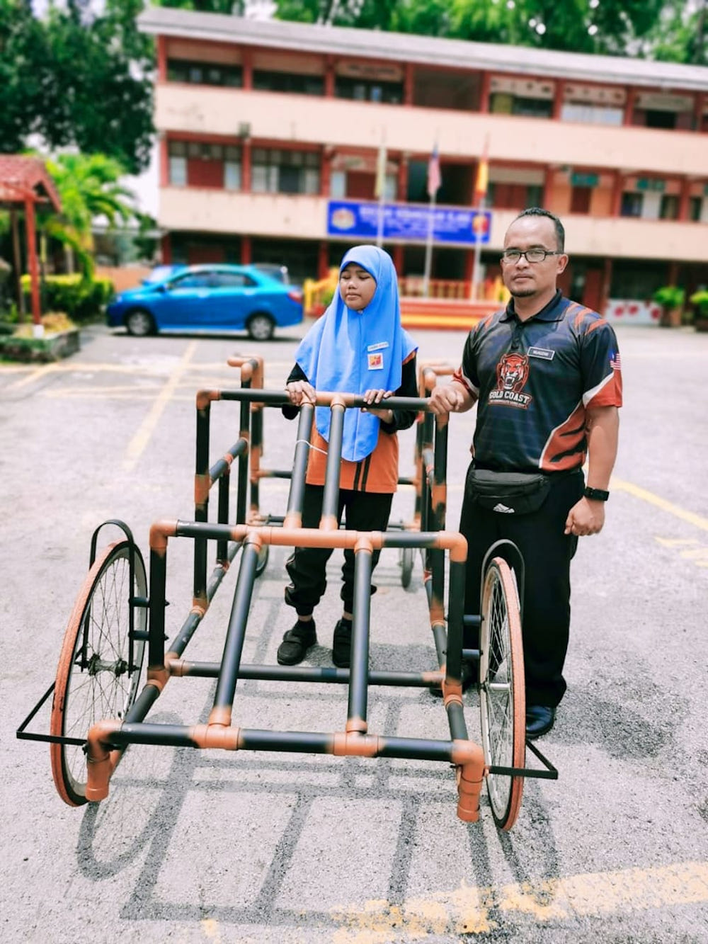 Cikgu Azam with one of his students, Nur Yusrina Alisya, testing the Caballus RAFVI. — Picture by Cikgu Azam