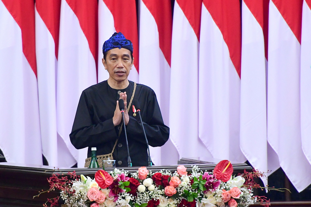 Indonesian President Joko Widodo, wearing traditional Baduy outfit, gestures as he delivers his annual State of the Nation Address ahead of the countryu00e2u20acu2122s Independence Day, at the parliament building in Jakarta, Indonesia, August 16, 2021. u00e2u20acu201d Reuters pi