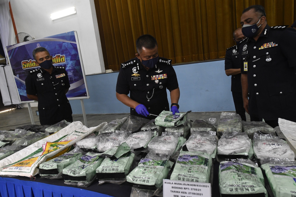 Kedah Police chief Datuk Kamarul Zaman Mamat with the seized drugs at the Kuala Muda district police headquarters, September 29, 2021. u00e2u20acu201d Bernama pic 