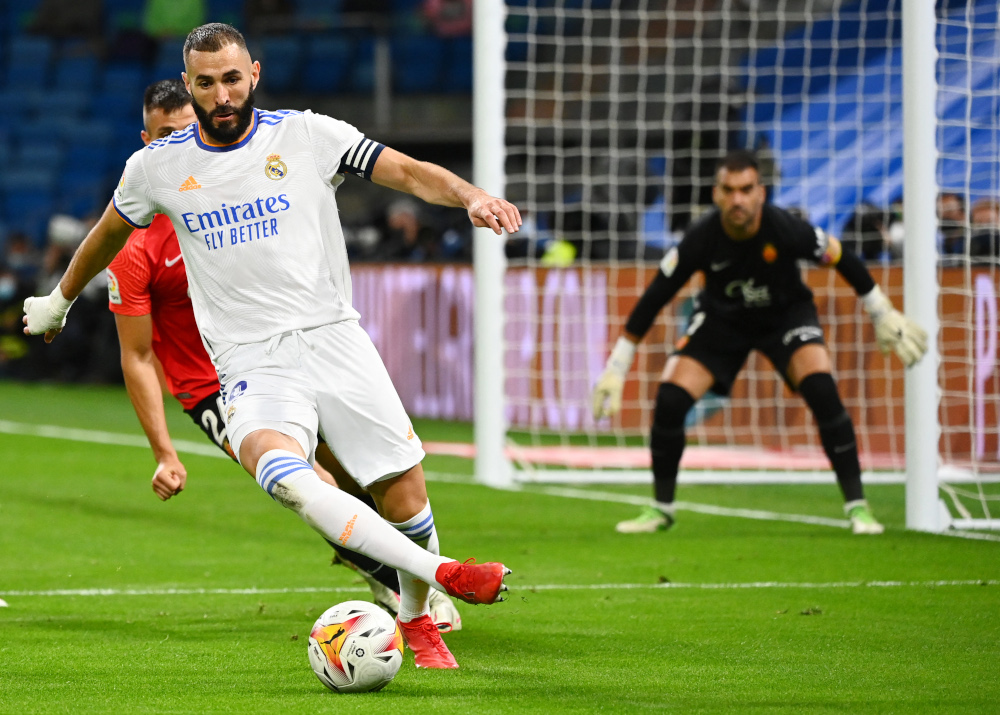 Real Madridu00e2u20acu2122s French forward Karim Benzema controls the ball during the Spanish League football match between Real Madrid CF and Real Mallorca at the Santiago Bernabeu stadium in Madrid, September 22, 2021. u00e2u20acu201d AFP picnn