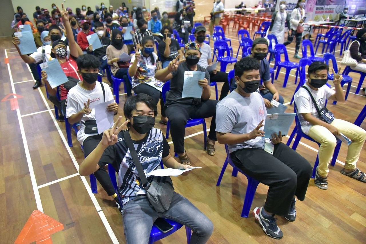 Students waiting their turn to receive the Covid-19 vaccine at the vaccination center (PPV) at the MAIWP Darul Kifayah Complex Hall, Labuan, September 11, 2021. u00e2u20acu201d Bernama pic